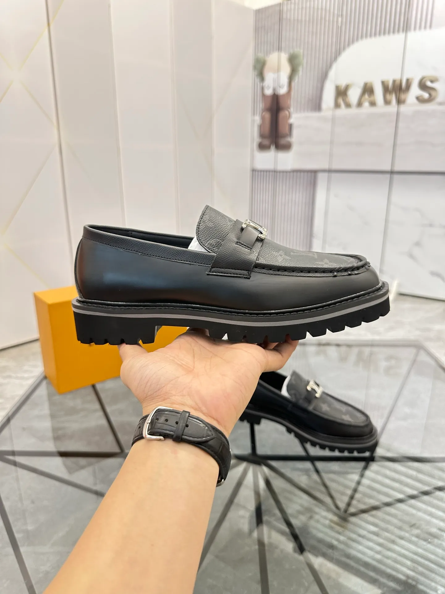 Selling men's shoes 💰: 💰P460¥ Product trademark: LV* "Louis Vuitton*" leather shoes Regular size: 40-45 (can be customized to 46) Product materials: imported cowhide upper, sheepskin lining, original outsole. Number: 558